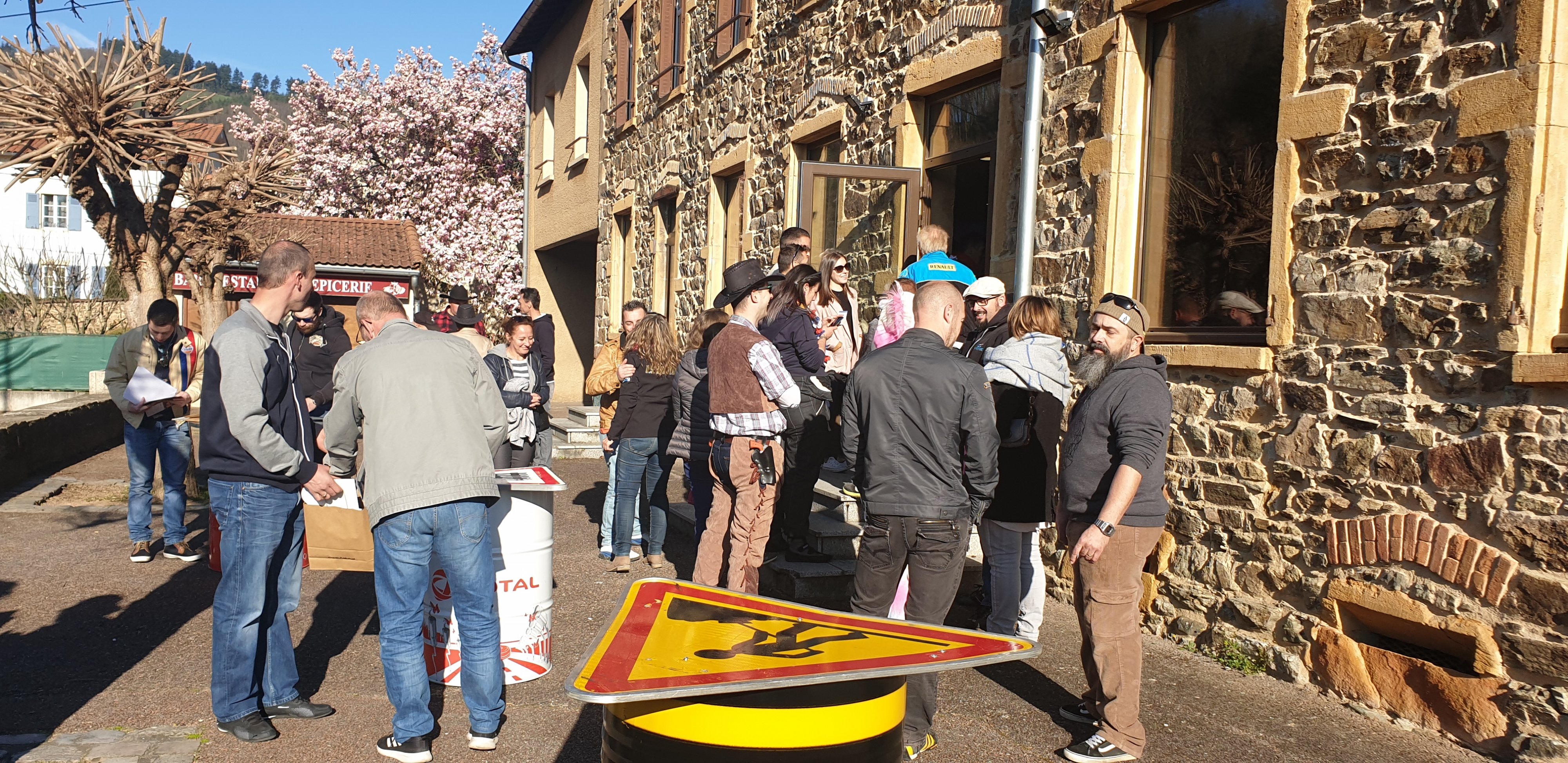 Les participants arrivent à la salle des fêtes Les participants arrivent à la salle des fêtes