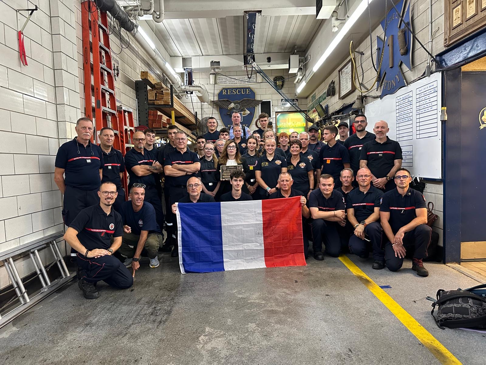 Le groupe de pompiers français à la Rescue 1 Le groupe de pompiers français à la Rescue 1