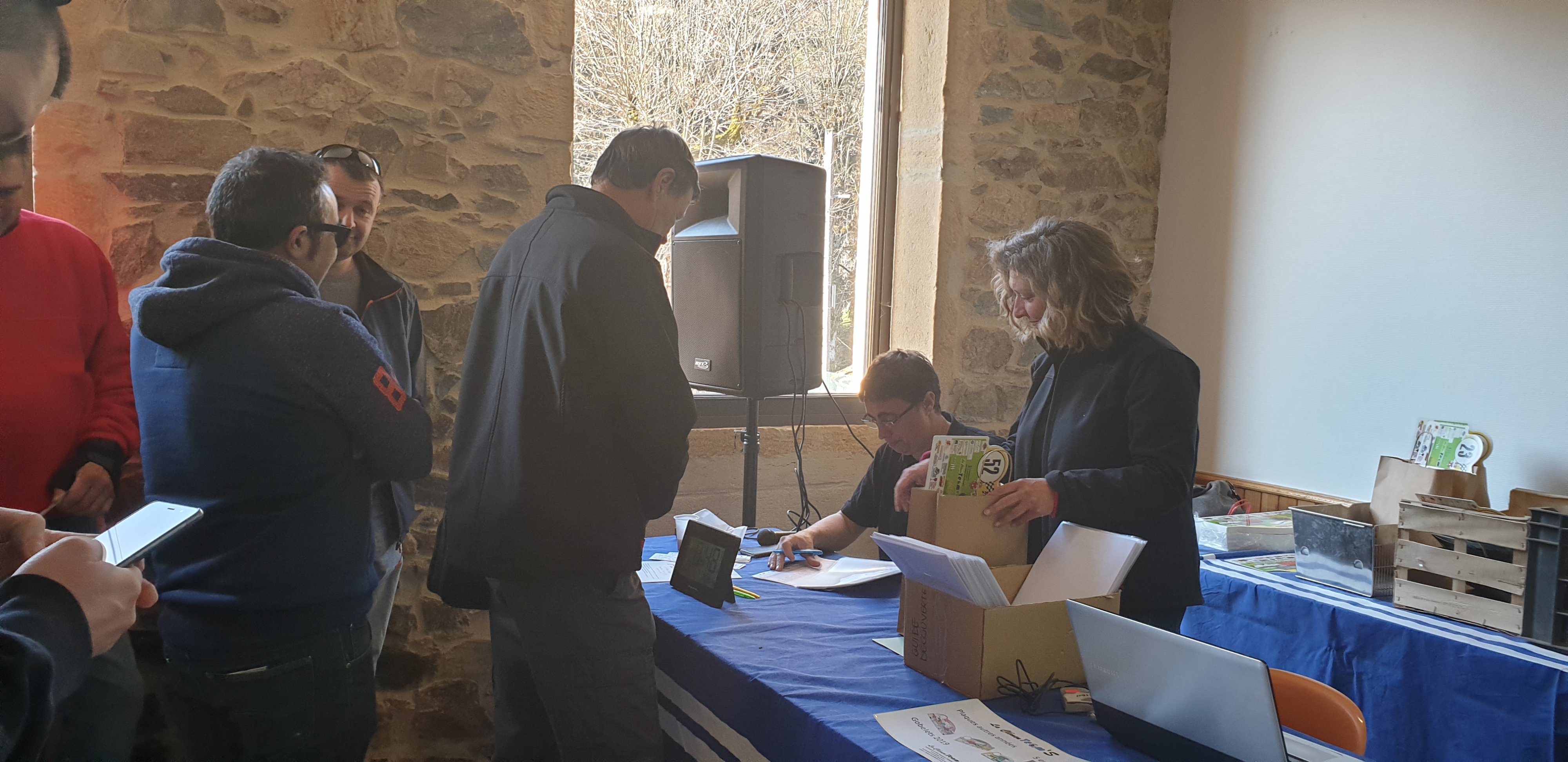 Distribution des plaques et des road-books Distribution des plaques et des road-books