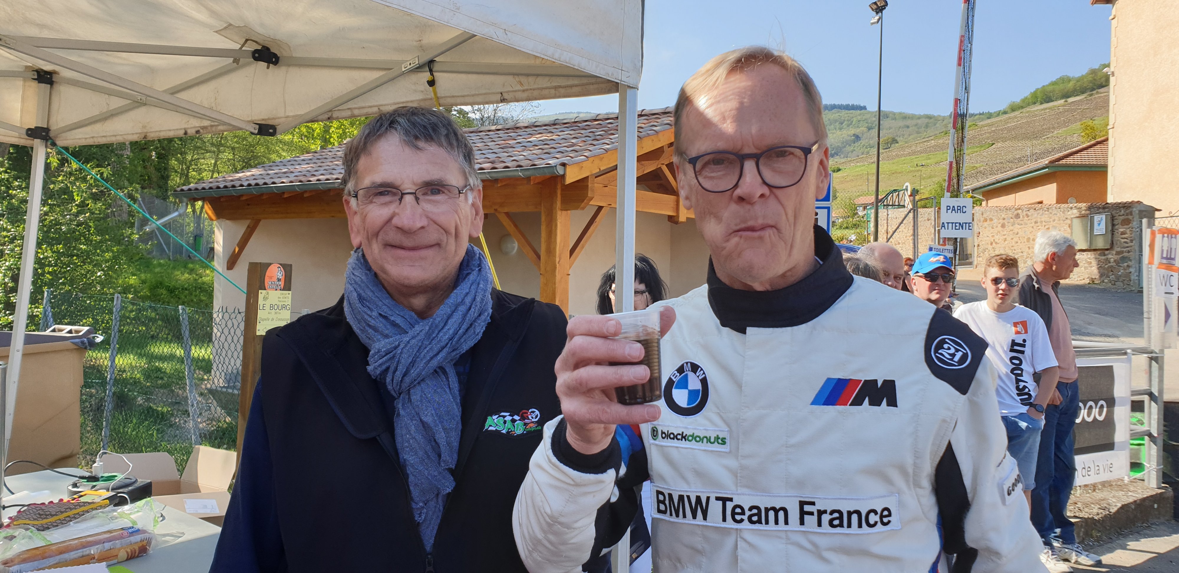 C’est la pause-café pour Ari VATANEN, avec Daniel PETIT, le trésorier de l’ASAB C’est la pause-café pour Ari VATANEN, avec Daniel PETIT, le trésorier de l’ASAB
