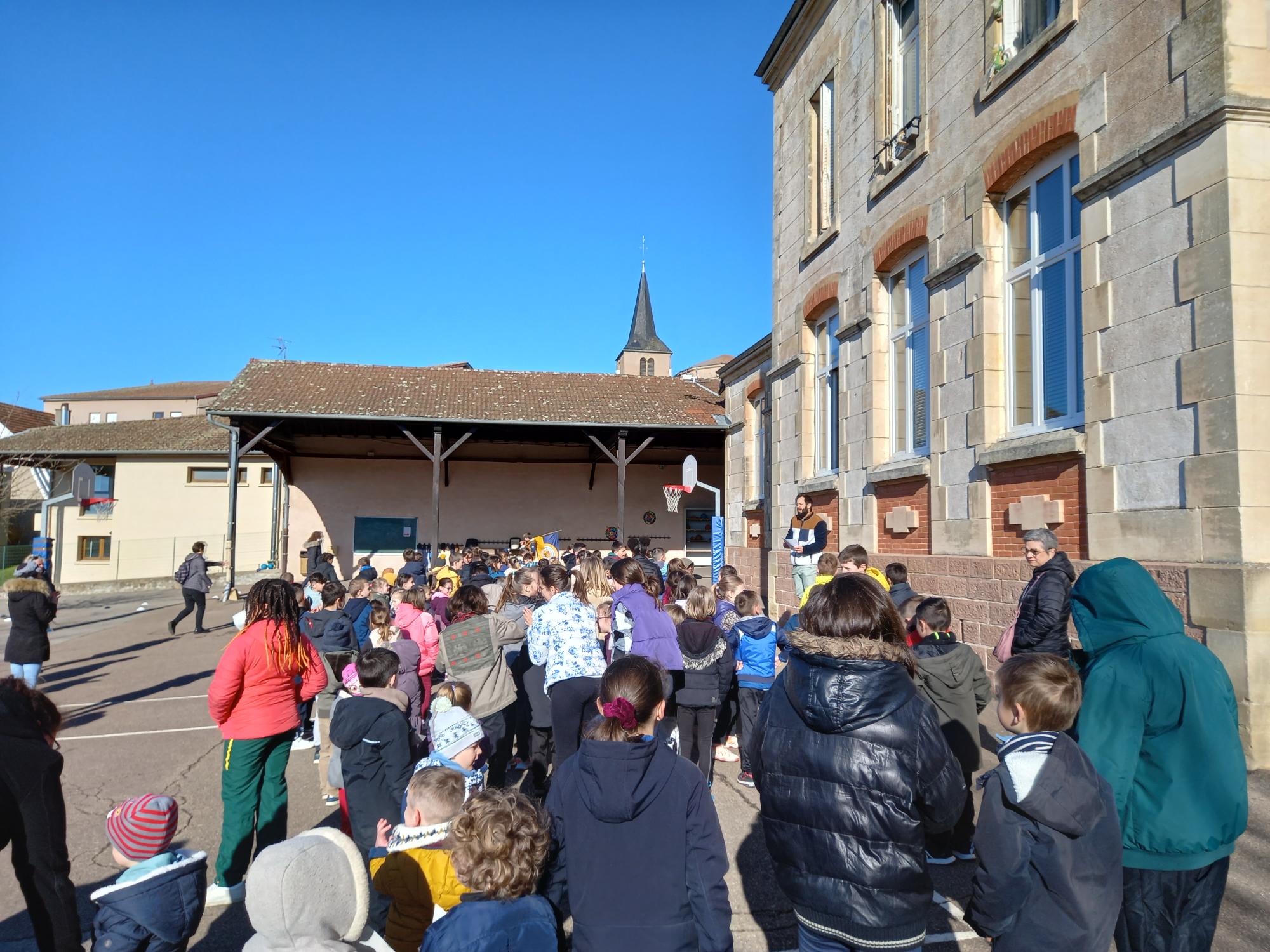 Rassemblement des 130 élèves Rassemblement des 130 élèves