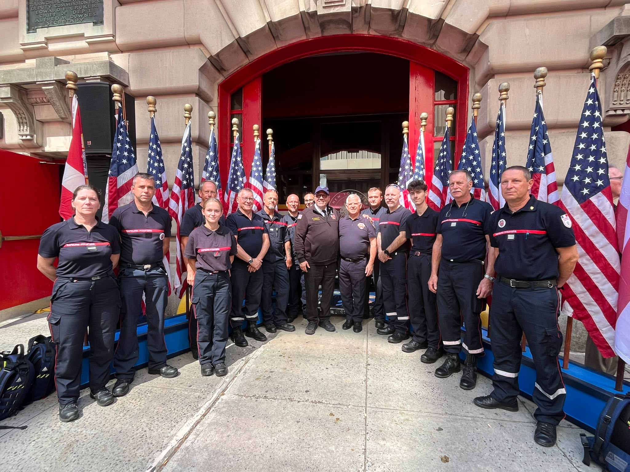 Au musée des pompiers de NY, des pompiers français de toute la France Au musée des pompiers de NY, des pompiers français de toute la France