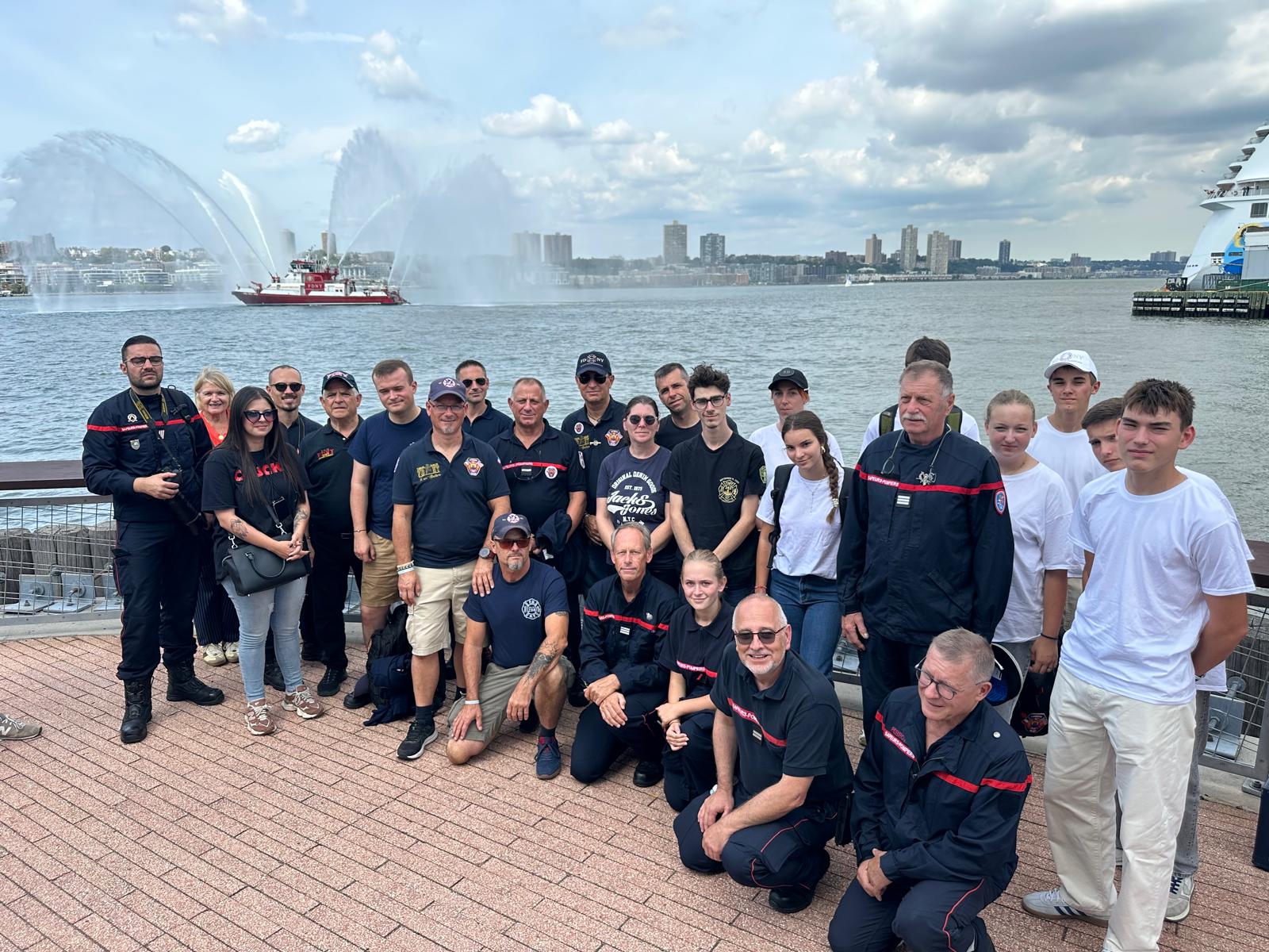 En arrière plan le bateau pompe 343 des pompiers de New York (Le plus gros bateau pompe de pompiers au monde) En arrière plan le bateau pompe 343 des pompiers de New York (Le plus gros bateau pompe de pompiers au monde)