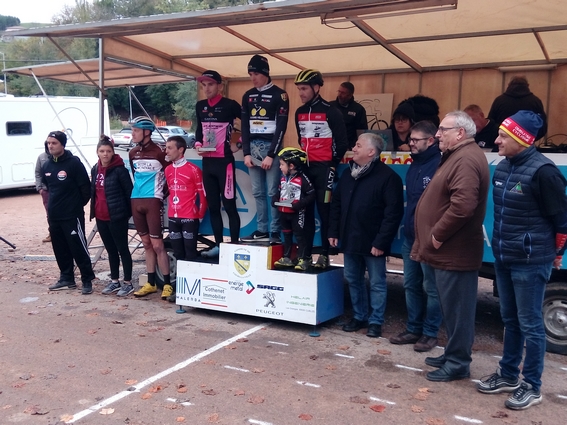 Podium élite à Belmont : Mathéo Vercher, Victor Thomas, Jérémy Mounier entourés de Jérémy Duperron en rouge, coureur et organisateur, Dorian Godon pro chez AG2R, élus et représentants de l’organisation Podium élite à Belmont : Mathéo Vercher, Victor Thomas, Jérémy Mounier entourés de Jérémy Duperron en rouge, coureur et organisateur, Dorian Godon pro chez AG2R, élus et représentants de l’organisation