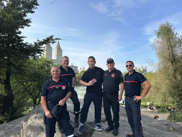 Dans Central Park, un groupe de pompiers français et un pompier philippin rencontré sur place Dans Central Park, un groupe de pompiers français et un pompier philippin rencontré sur place