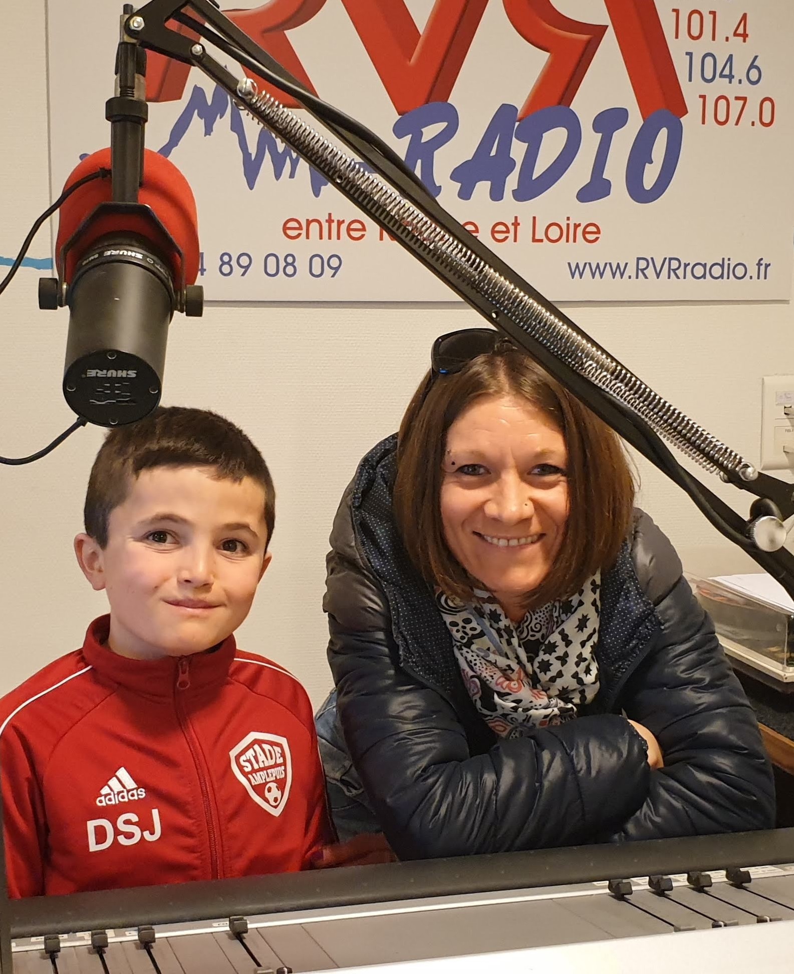 Lucas, fan de foot, avec son accompagnatrice, Stéphanie
