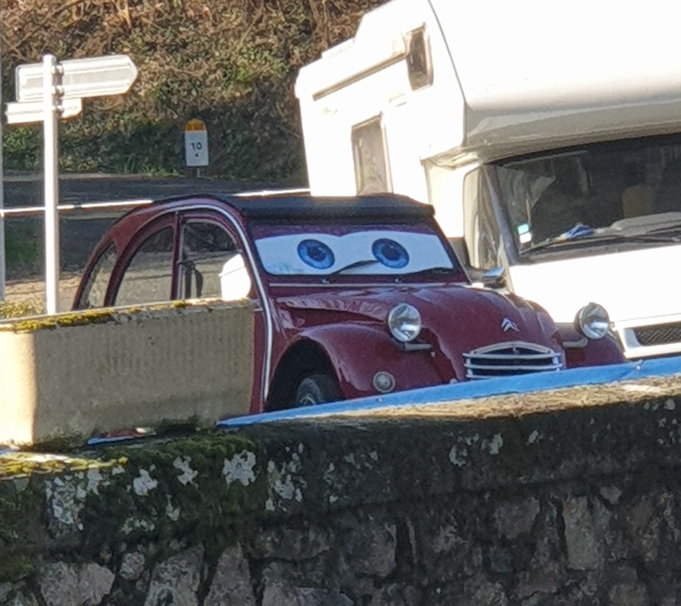 Les costumes sont les bienvenus : ici une 2 CV déguisée façon Cars Les costumes sont les bienvenus : ici une 2 CV déguisée façon Cars